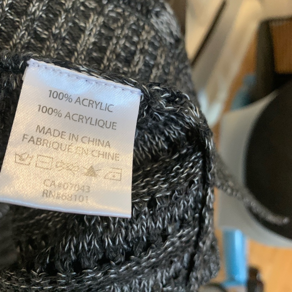 Size small Black and grey duster. - Picture 4 of 4